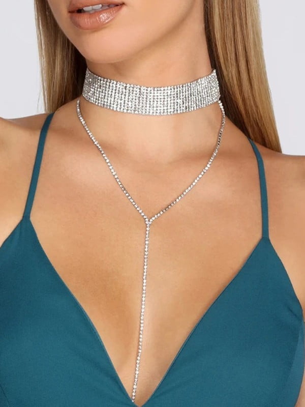 woman wearing a silver neckless