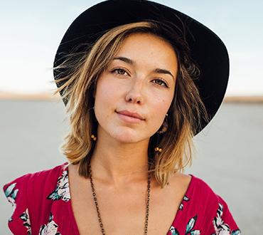 woman face with the hat