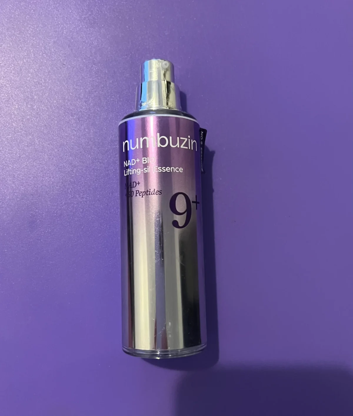 numbuzin No.9 NAD+ BIO Lifting-sil Essence bottle on a purple background