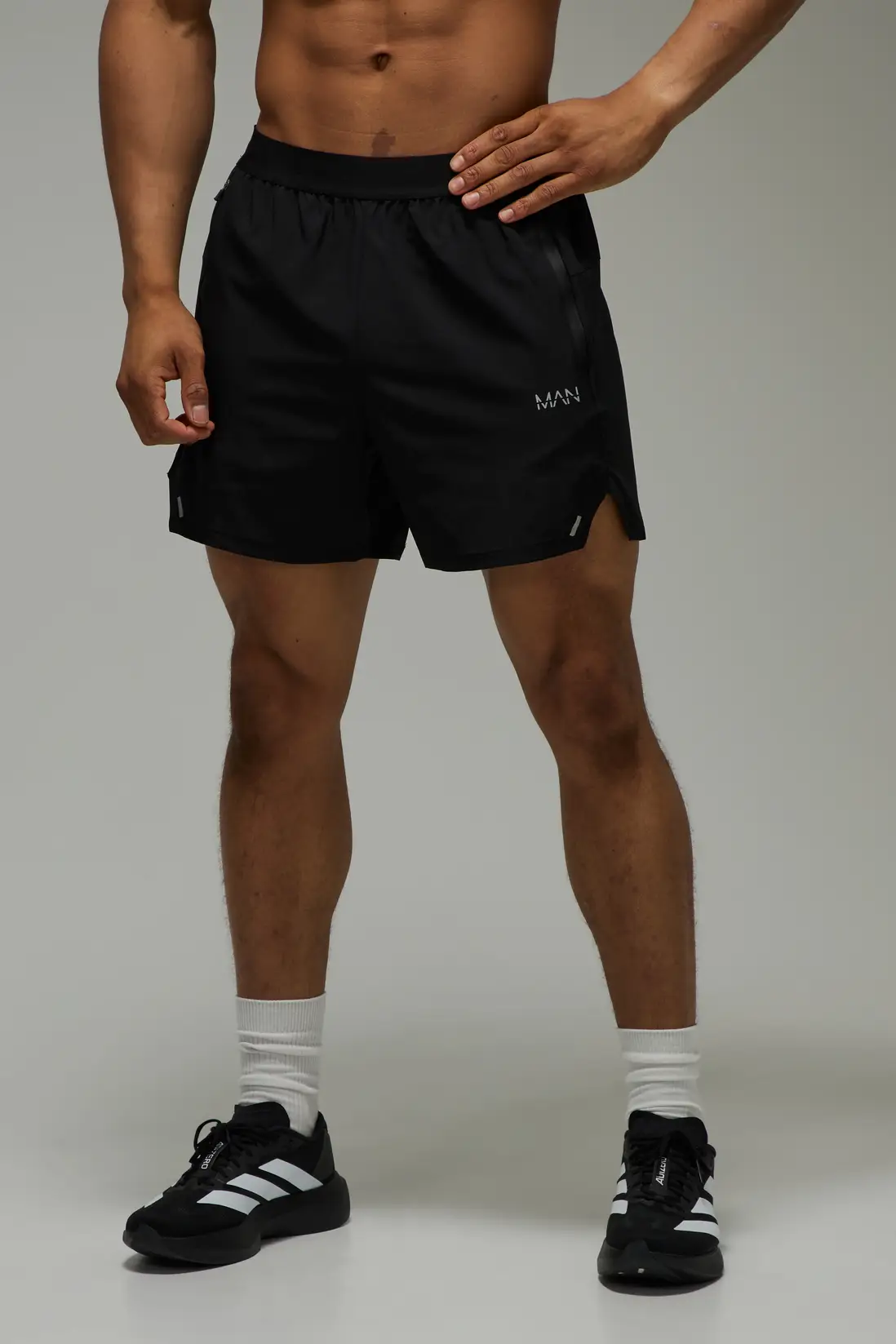 Five-inch perforated stretch gym shorts for hot plus-size summer outfits